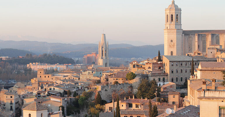 Vue sur les toits et la cathédrale de Gérone