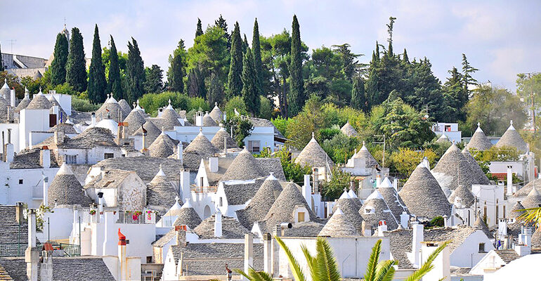 Vue sur les maisons blanches à toits gris de Alberobello