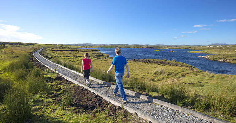 Deux personnes se baladent dans un parc national