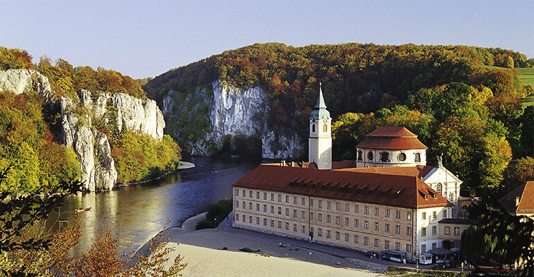Paysage montagneux avec sa rivière et son château