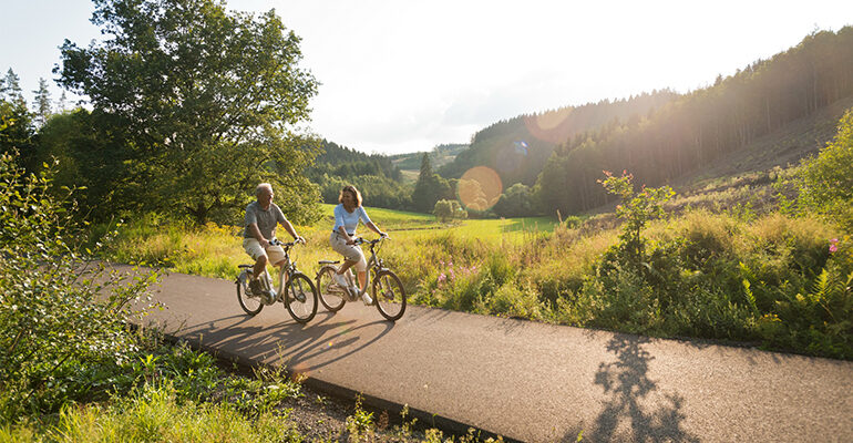 Un couple de cycliste roulent sur une piste cyclable de campagne
