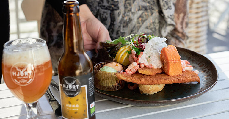 Plat typique composé de poissons accompagné d'une bière locale