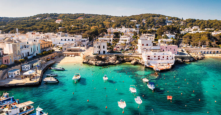 Vue aérienne sur le village, le port et eau turquoise de Lecce