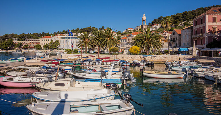 Petits port rempli de bateaux et barques colorées