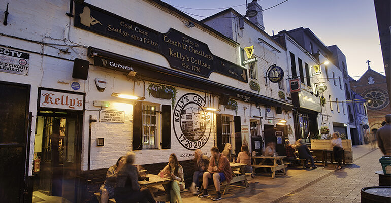 Pub et terrasses dans une ruelle