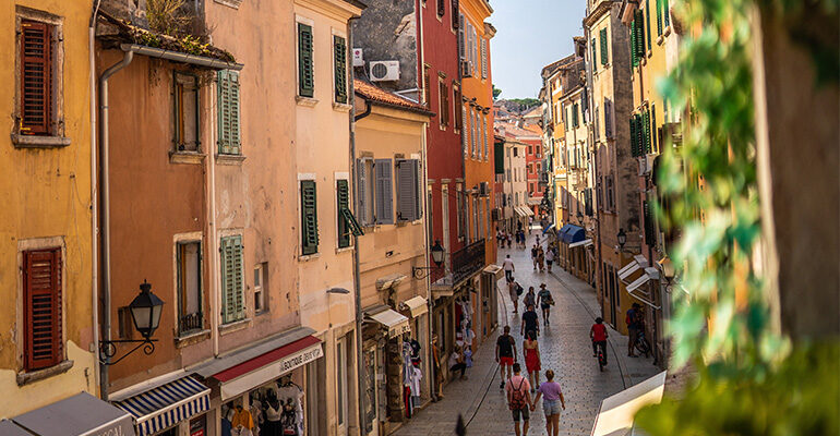 Ruelle pavée et colorée