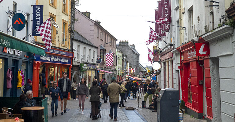 Rue de Galway avec ses magasins colorés