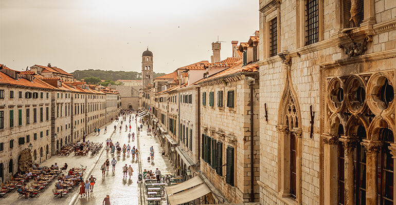 Grande rue pavée entourée de ses monuments en pierres
