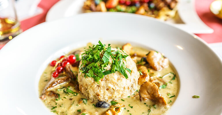 Assiette de spécialité Allemande, knödel en sauce