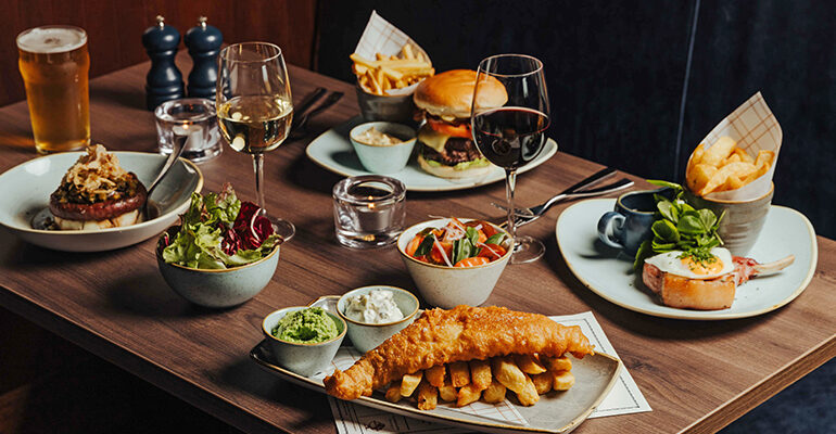 Table accueillant bières, fish and chips et autres spécialités culinaires d'Irlande