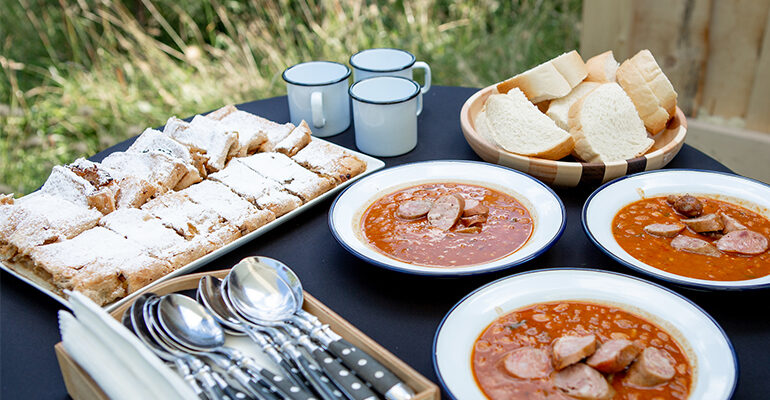 Haricots et saucisse en sauce accompagné de patisseries