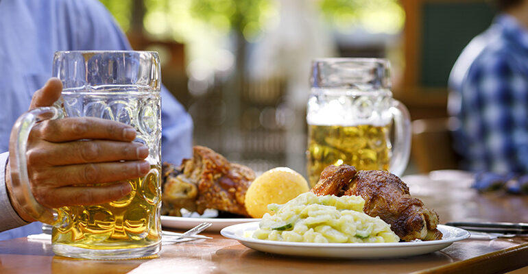 Table composée d'un plat de spécialités gastronomique et d'une bière allemande