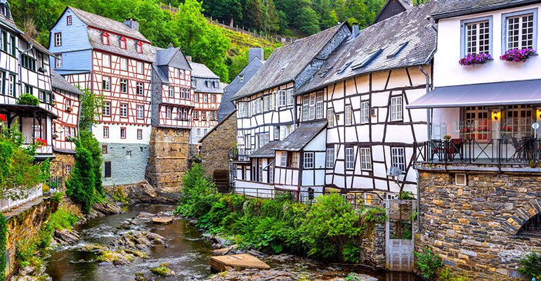 Village de maisons en colombages traversé d'une rivière