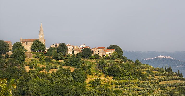 Ville de Groznjan surplombant une vallée