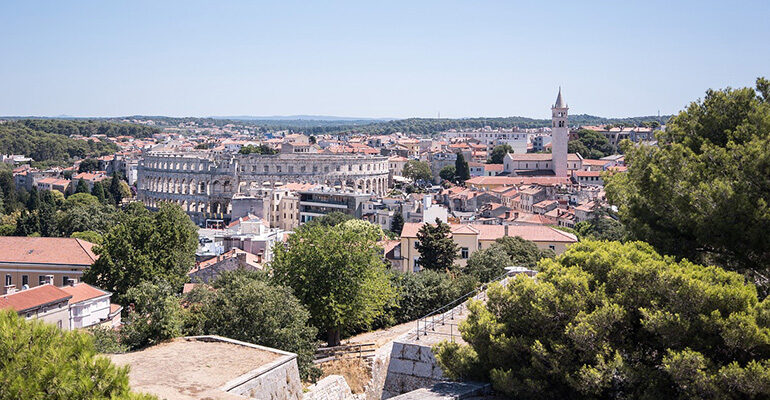 Vue aérienne sur la ville de Pula et son arène