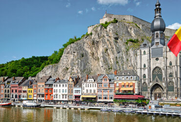 Ville et rivière de Dinant surmonté de son château médiéval