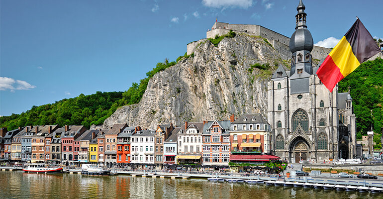 Ville et rivière de Dinant surmonté de son château médiéval