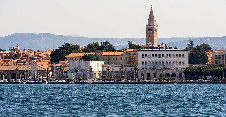 Une ville aux toits oranges bordée par la mer