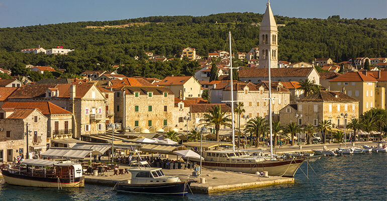 Ville typique et son petit port de pêche