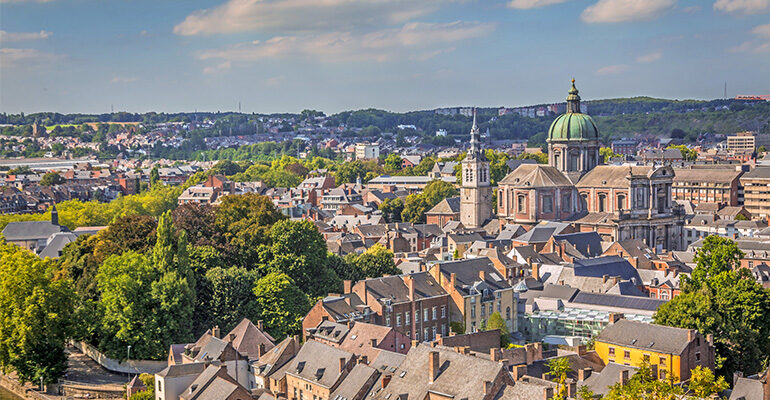 Vue aérienne sur la ville de Dinant