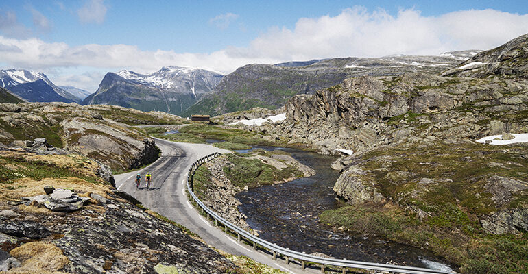 Deux cyclistes dans un paysage Norvégien