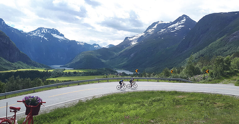 Deux cyclistes sur une route en Norvège