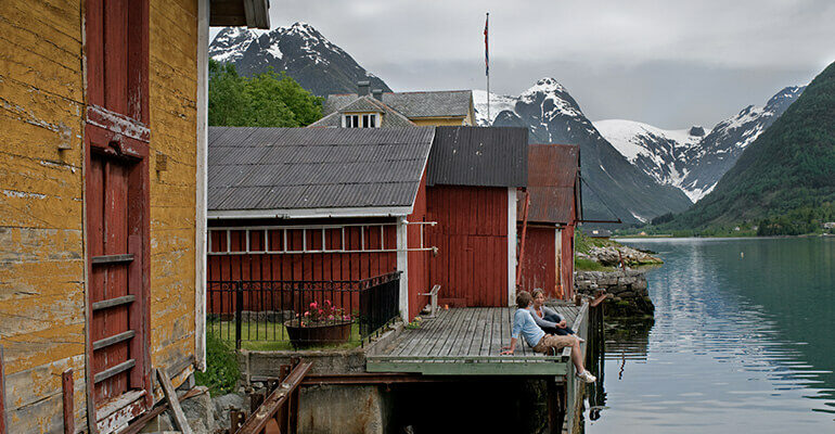 Village dans un fjord en Norvège
