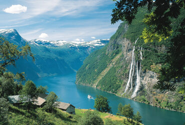 Geiranger- Un lac entouré de Montagnes, en Norvège