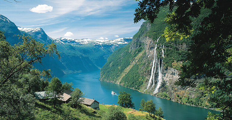 Geiranger- Un lac entouré de Montagnes, en Norvège