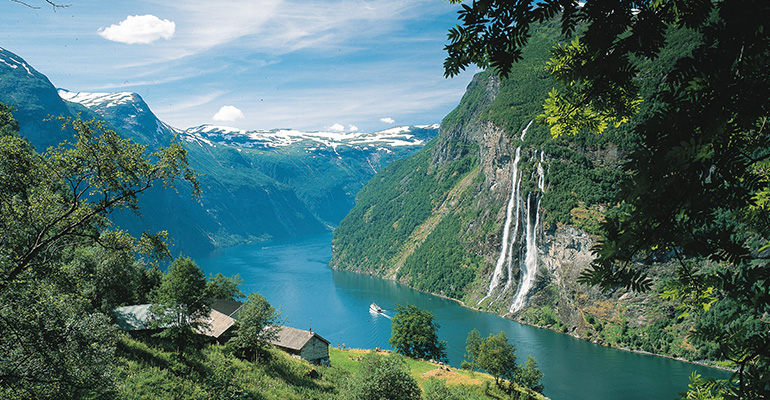 Geiranger- Un lac entouré de Montagnes, en Norvège