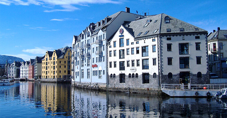 Des maisons au bord de l'eau sur le Port de Ålesund en Norvège