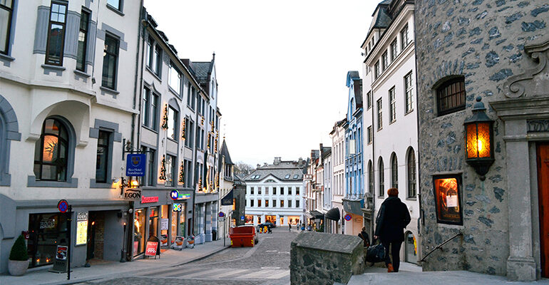 Une personne marche dans la rue dans la ville de Ålesund en Norvège