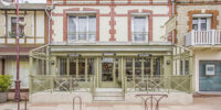 Façade de l'hotel les cabines à HOULGATE