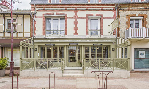 Façade de l'hotel les cabines à HOULGATE