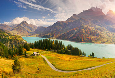 Vue panoramiques sur un lac et la chaîne des Alpes Françaises