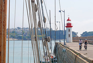 Couple de cyclistes sur un port breton