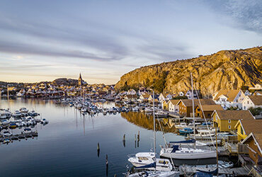 Panorama sur une ville suédoise et son port de pêche