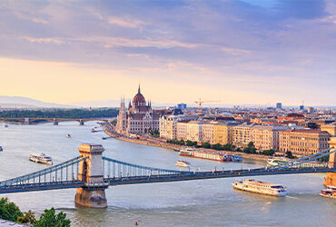 Vue aérienne de Budapest, son parlement et le Danube