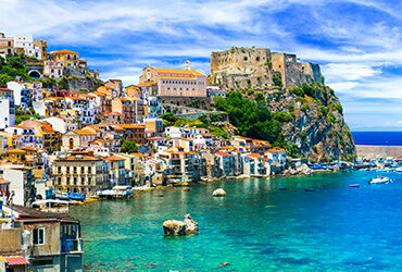 Paysage panoramique d'une ville côtière Italienne et sa mer turquoise