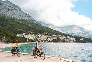 Deux cyclistes longent une ville portuaire Croate