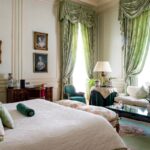 Une chambre dans un hôtel prestigieux