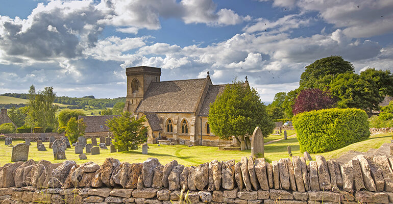 Une église entourée de pierres mégalithiques en campagne