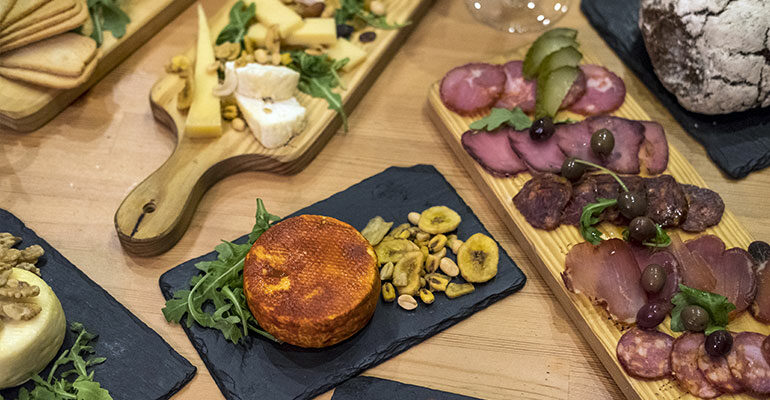 Table remplis de produits typiques portugais a deguster