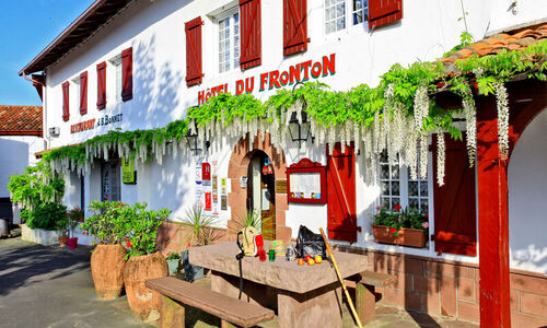 Façade Hôtel du Fronton - Maison Bonnet - ITXASSOU