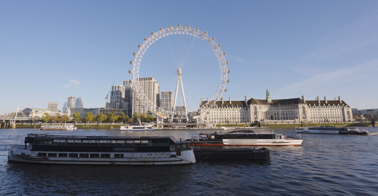 Londres et sa grande roue traversé par la tamise