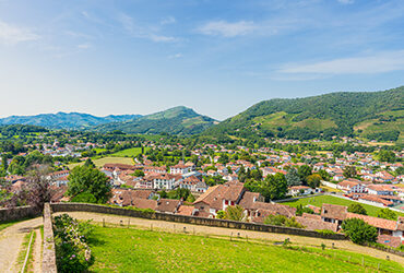 Paysage du Pays-Basque avec ses montagnes et villages