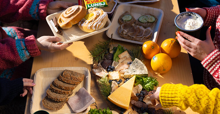 Une table remplis de spécialités locales pour le petit déjeuner