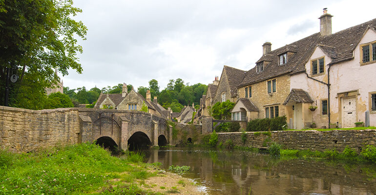 Petit village traversé par une rivière