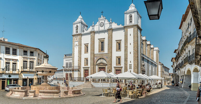 Place centrale avec ses bâtiments blancs et sa cathédrale