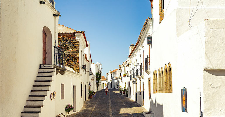 Les ruelles étroites de maisons blanches portugaises